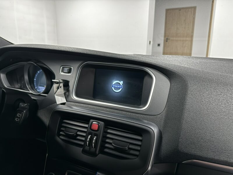 Volvo V40 2.0 Drive-E D3 150KM*R -DESIGN*Automat*Navi GPS*Sportsitze*ALU19*BLACK II (2012-)