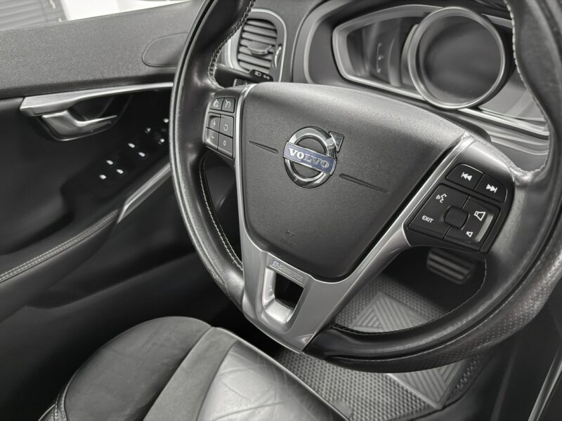 Volvo V40 2.0 Drive-E D3 150KM*R -DESIGN*Automat*Navi GPS*Sportsitze*ALU19*BLACK II (2012-)