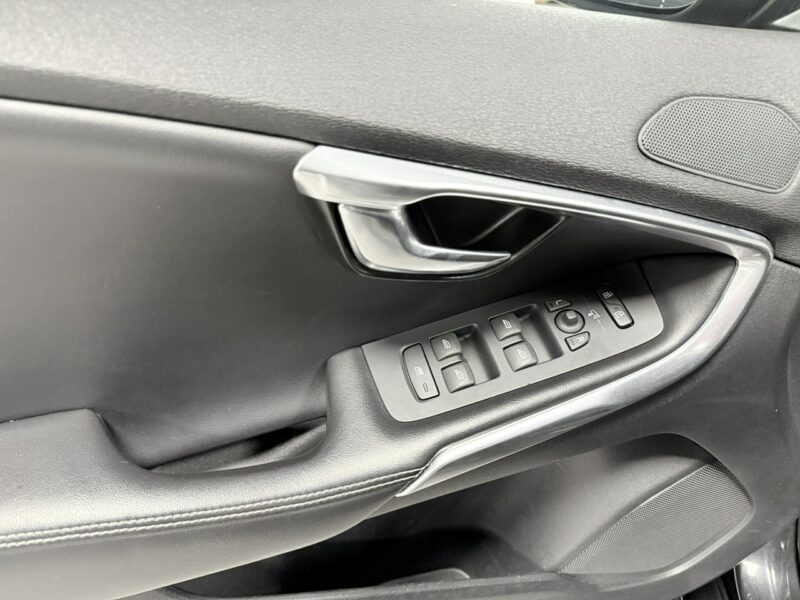 Volvo V40 2.0 Drive-E D3 150KM*R -DESIGN*Automat*Navi GPS*Sportsitze*ALU19*BLACK II (2012-)