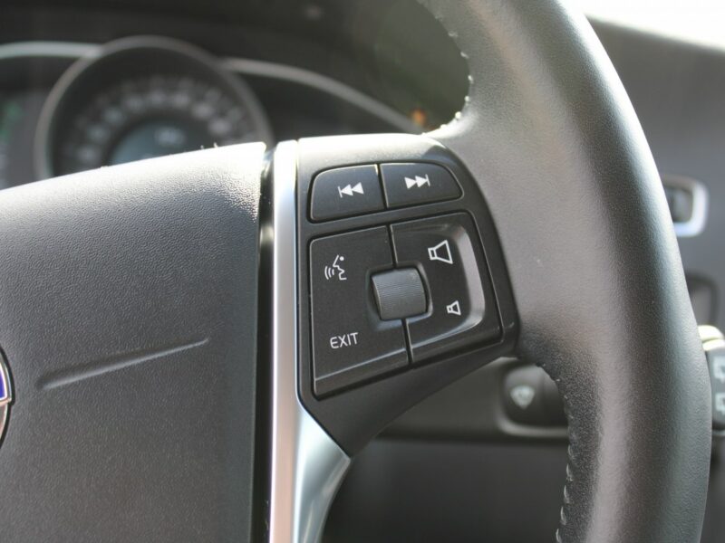 Volvo V60 Cross Country Momentum 190HP F-vat SalonPL Navi