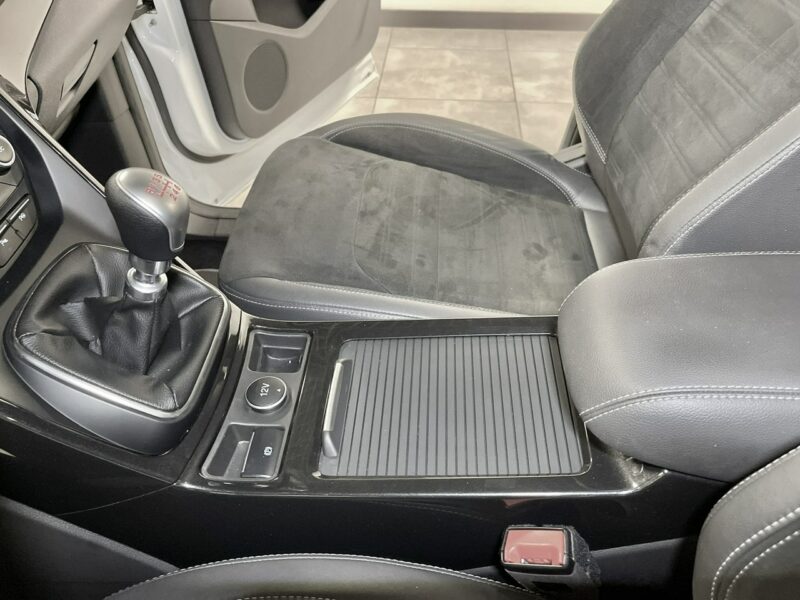 Ford Kuga 1.5 TDCi 120PS ST-LINE+SYNC*Klimatronic*Black Piano*Full LED II (2012-)