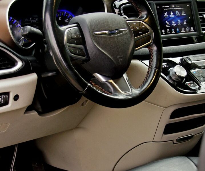 Chrysler Pacifica Limited - Doskonały Minivan dla Wymagających Rodzin