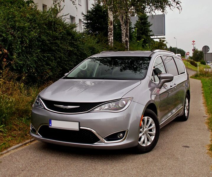 Chrysler Pacifica Limited - Doskonały Minivan dla Wymagających Rodzin