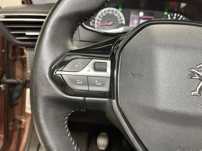 Peugeot 2008 1.2 TURBO 130KM*ALLURE*Navi GPS*Alu 17*PDC*Kamera SurroundView*FullLED II (2019-)