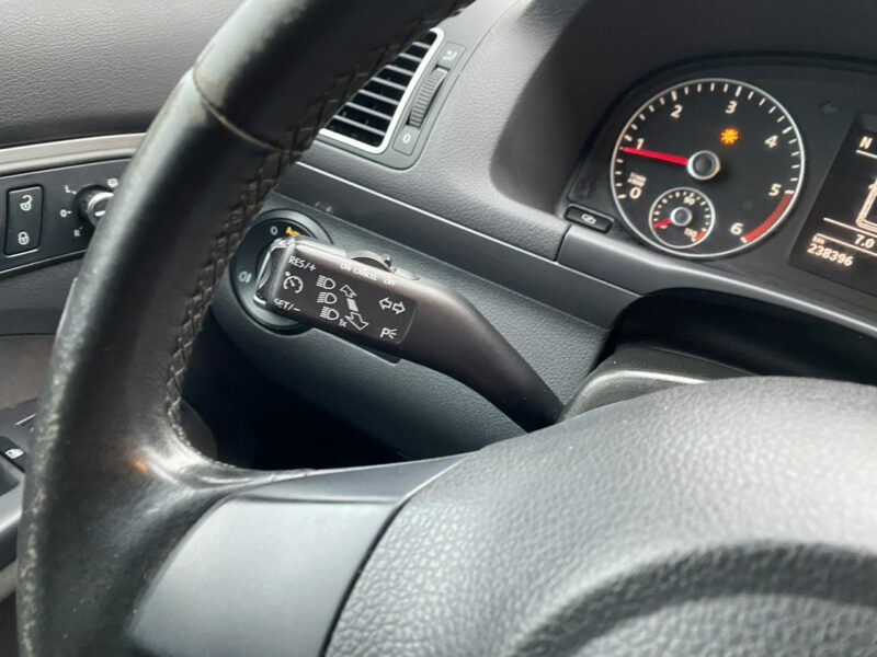 Volkswagen Touran 5 miejsc, podg. fotele, klimatronik, nawigacja dotykowa, z Niemiec II (2010-2015)