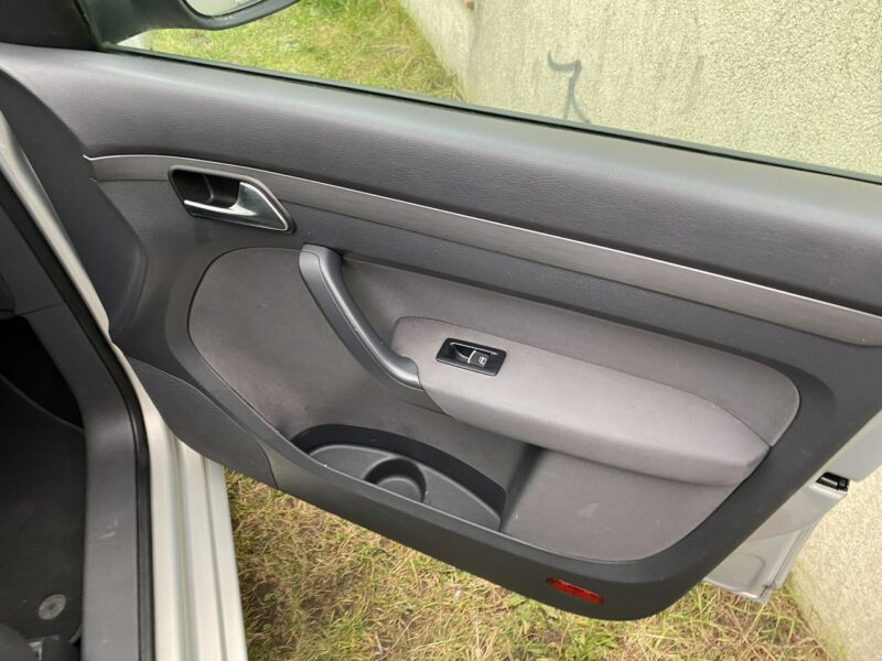 Volkswagen Touran 5 miejsc, podg. fotele, klimatronik, nawigacja dotykowa, z Niemiec II (2010-2015)