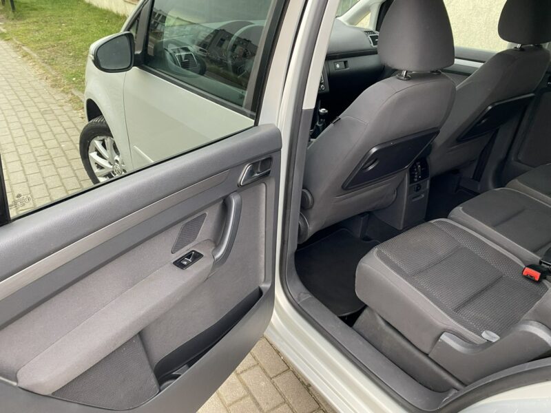 Volkswagen Touran 5 miejsc, podg. fotele, klimatronik, nawigacja dotykowa, z Niemiec II (2010-2015)