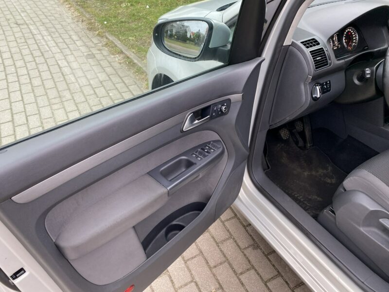 Volkswagen Touran 5 miejsc, podg. fotele, klimatronik, nawigacja dotykowa, z Niemiec II (2010-2015)