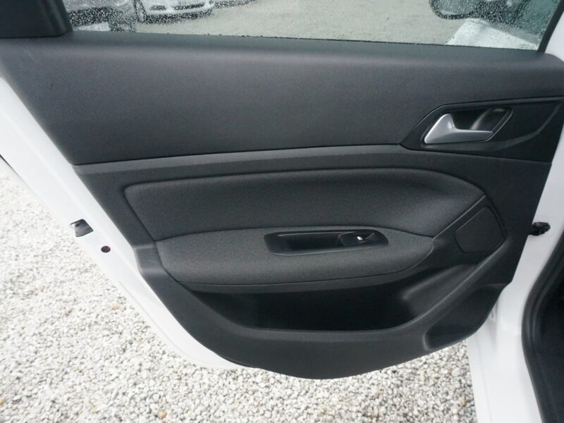 Peugeot 308 1.5 BlueHDi/130 KM Allure Pack Salon PL Fvat 23% PO2UH47 ## T9 (2014-2021)