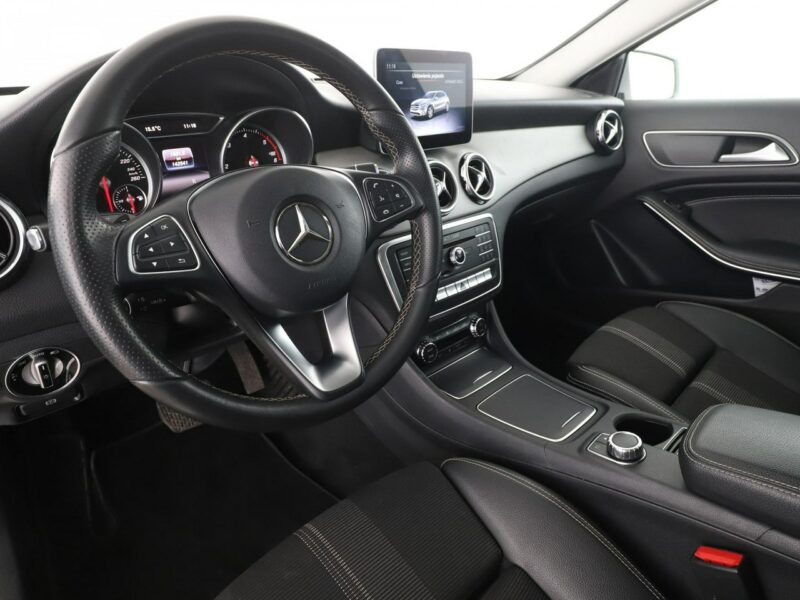 Mercedes GLA 180 Automat full LED navi kamera i czujniki parkowania