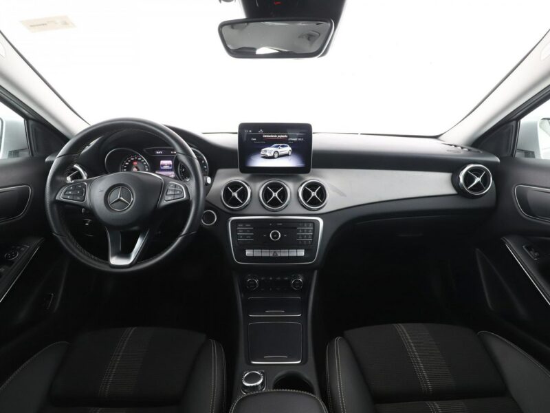 Mercedes GLA 180 Automat full LED navi kamera i czujniki parkowania