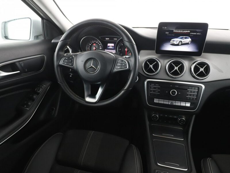 Mercedes GLA 180 Automat full LED navi kamera i czujniki parkowania