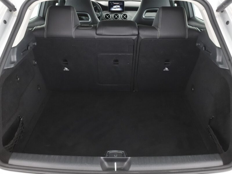 Mercedes GLA 180 Automat full LED navi kamera i czujniki parkowania
