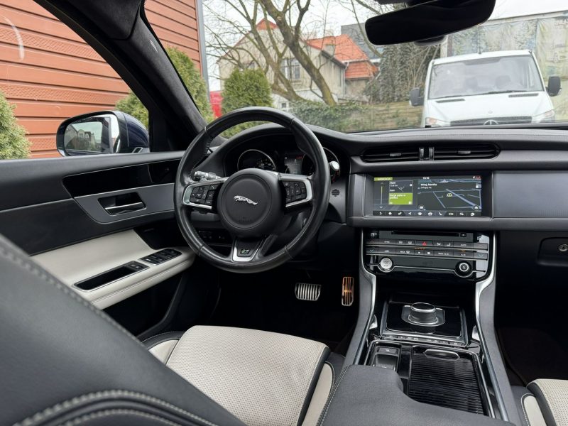 Jaguar XF Polski Salon, Podgrzewane fotele przód, tył, Kamera cofania, MERIDIAN X260 (2015-)