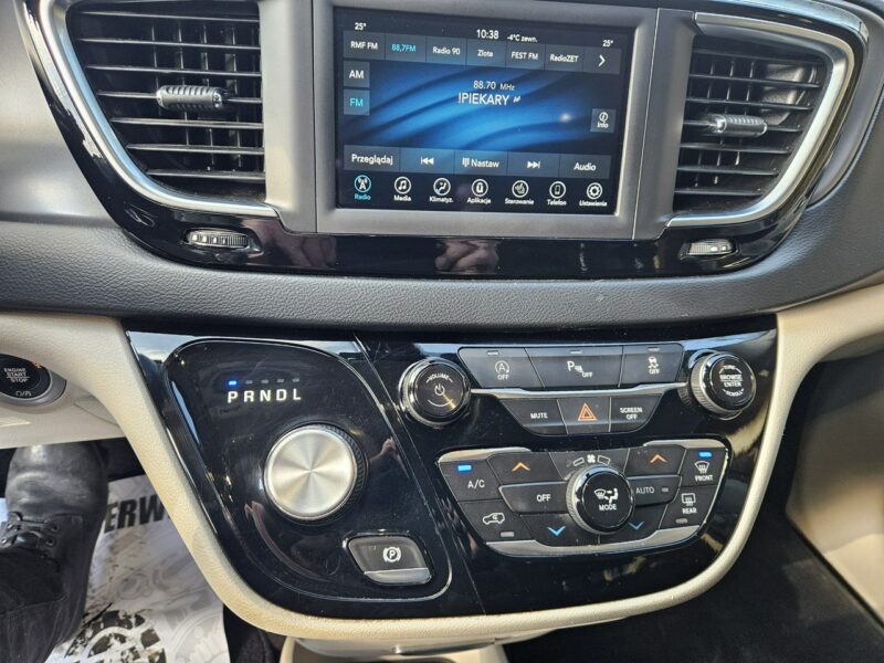 Chrysler Pacifica Automat / Klimatronic 4 strefowy / Podgrzewane fotele / itd.