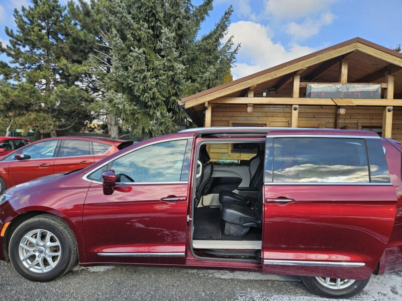 Chrysler Pacifica Automat / Klimatronic 4 strefowy / Podgrzewane fotele / itd.
