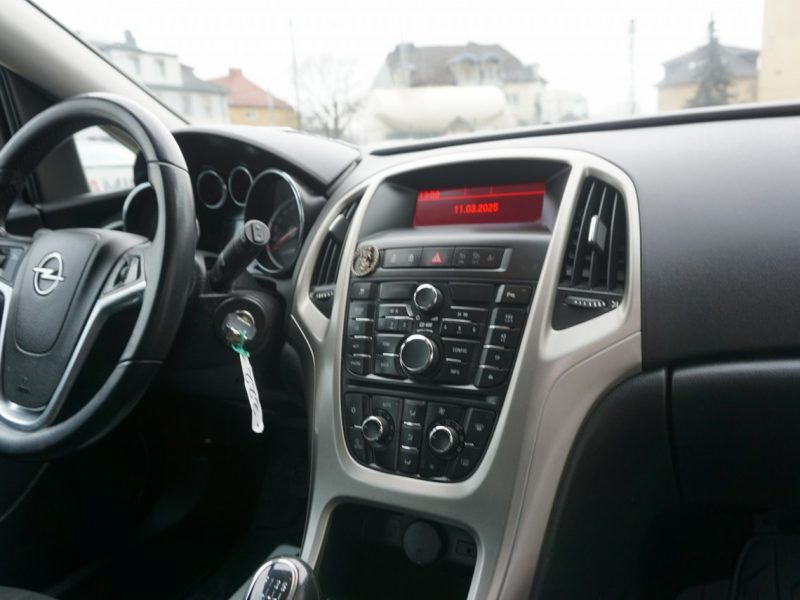 Opel Astra Salon Polska, garażowany J (2009-2019)