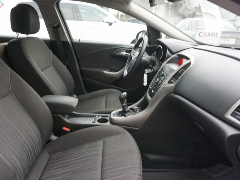 Opel Astra Salon Polska, garażowany J (2009-2019)