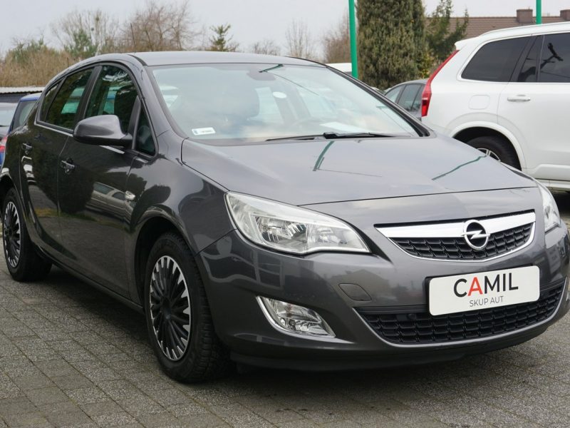 Opel Astra Salon Polska, garażowany J (2009-2019)