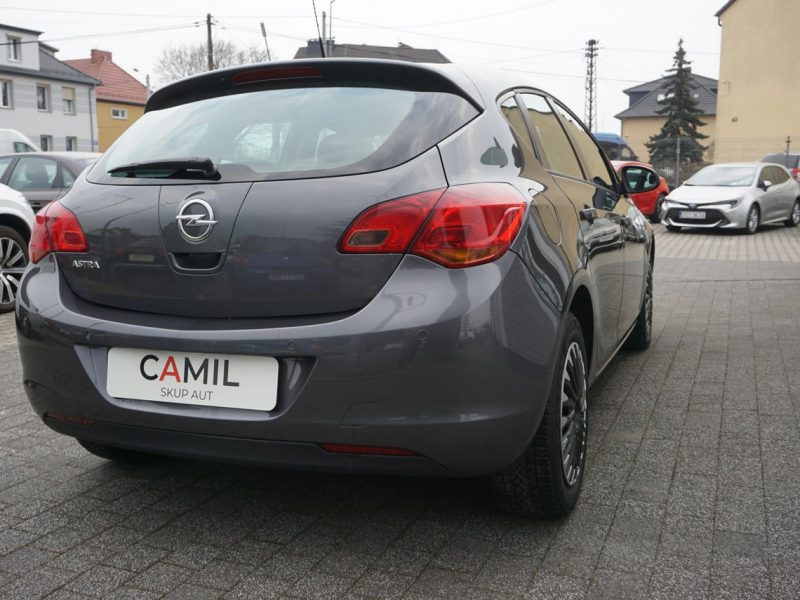 Opel Astra Salon Polska, garażowany J (2009-2019)