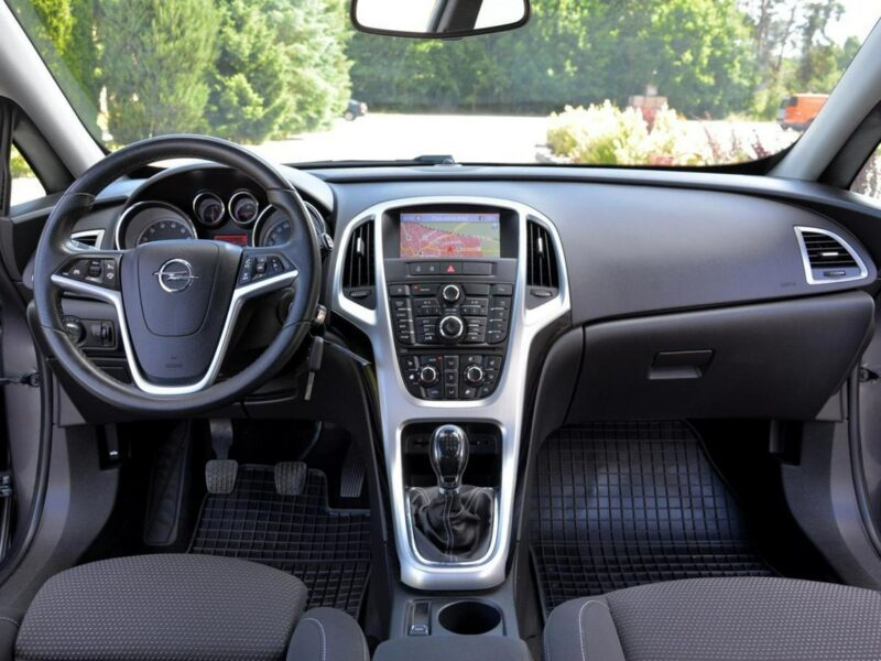 Opel Astra GTC Innovation bi-Xenon Ledy Navi 2xParktr. Alu17 Aso Opel J (2009-2019)