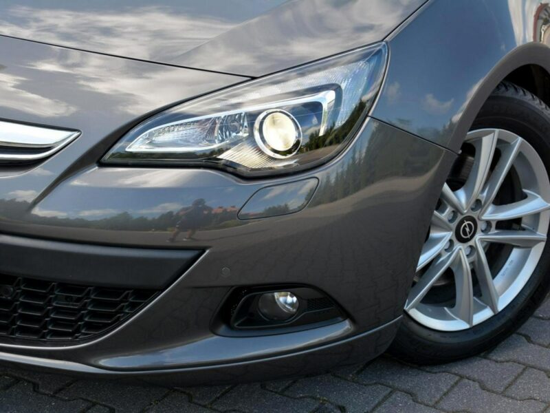 Opel Astra GTC Innovation bi-Xenon Ledy Navi 2xParktr. Alu17 Aso Opel J (2009-2019)