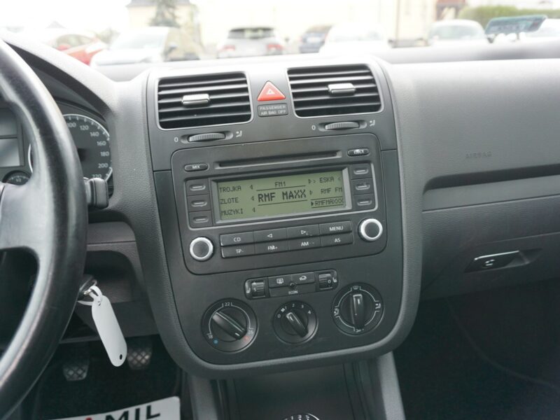 Volkswagen Golf z pełną historią serwisową, zarejestrowany, zadbany, ekonomiczny, V (2003-2008)