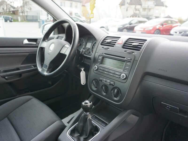 Volkswagen Golf z pełną historią serwisową, zarejestrowany, zadbany, ekonomiczny, V (2003-2008)