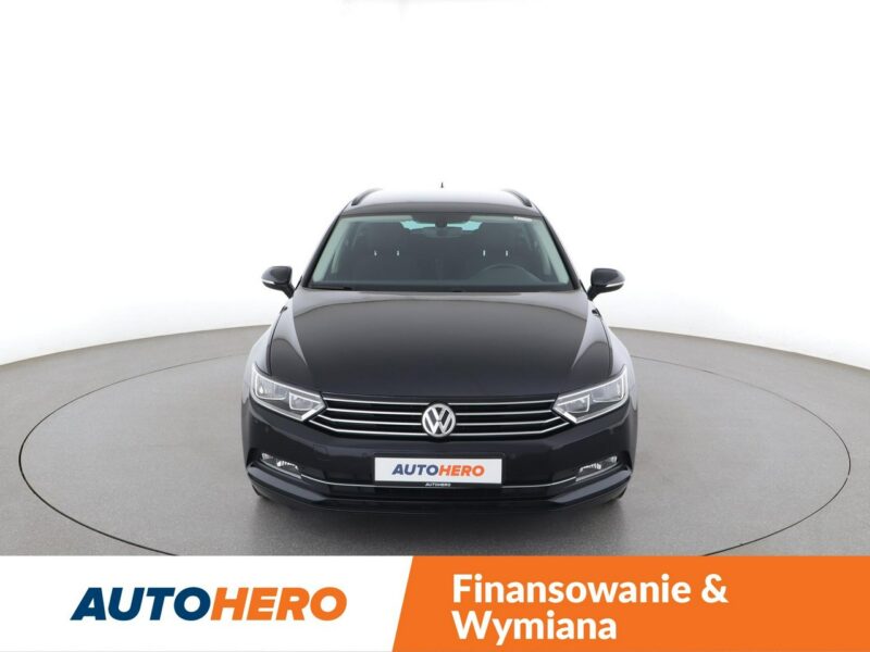 Volkswagen Passat navi PDC grzane fotele climatronic-3 stref. ACC Bluetooth B8 (2014-2023)