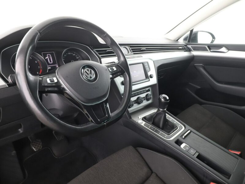 Volkswagen Passat navi PDC grzane fotele climatronic-3 stref. ACC Bluetooth B8 (2014-2023)