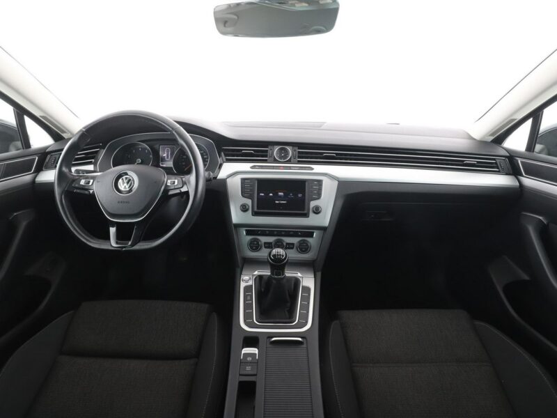 Volkswagen Passat navi PDC grzane fotele climatronic-3 stref. ACC Bluetooth B8 (2014-2023)