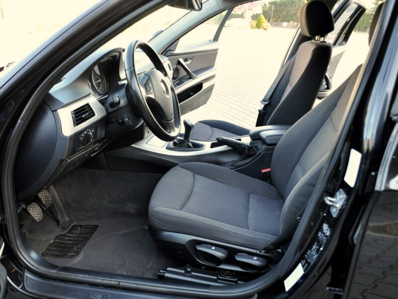 BMW 320 2.0d(143KM)*Lift*Czarna*Parktronik*I Właściciel*Reling*Alu16"ASO BMW E90E91E92E93(2005-2012)