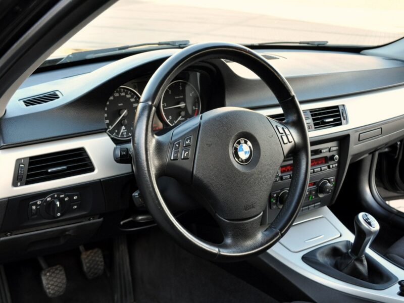 BMW 320 2.0d(143KM)*Lift*Czarna*Parktronik*I Właściciel*Reling*Alu16"ASO BMW E90E91E92E93(2005-2012)