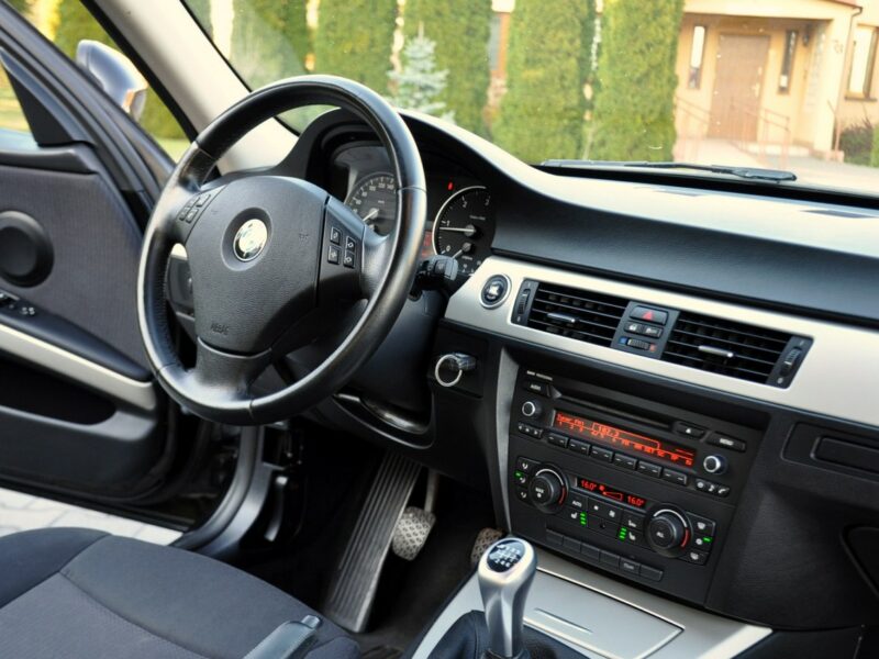 BMW 320 2.0d(143KM)*Lift*Czarna*Parktronik*I Właściciel*Reling*Alu16"ASO BMW E90E91E92E93(2005-2012)