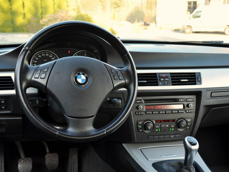 BMW 320 2.0d(143KM)*Lift*Czarna*Parktronik*I Właściciel*Reling*Alu16"ASO BMW E90E91E92E93(2005-2012)