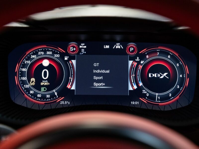 Aston Martin DBX 4.0 V8 550KM. Bezwypadkowy. Tylko 17 000 km. Lakier AML.