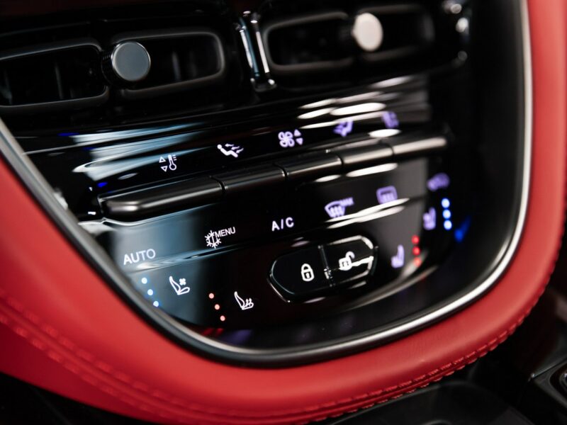 Aston Martin DBX 4.0 V8 550KM. Bezwypadkowy. Tylko 17 000 km. Lakier AML.