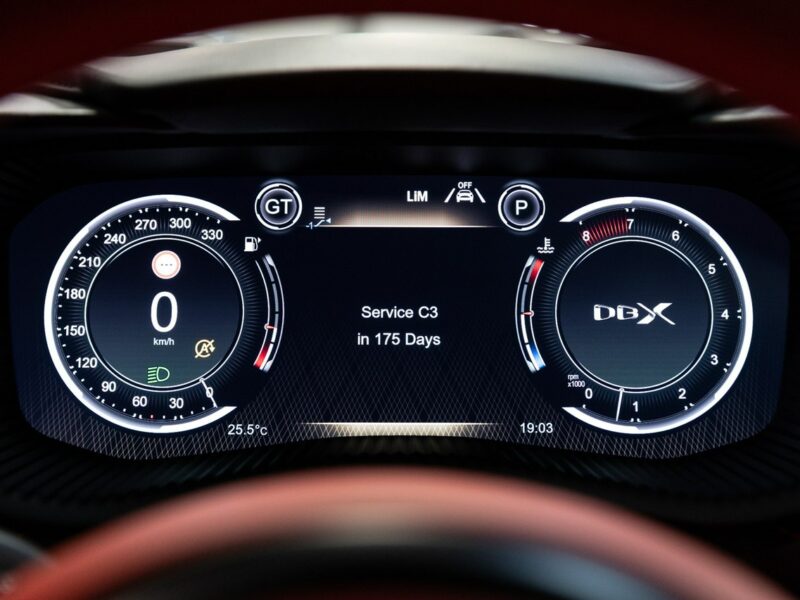 Aston Martin DBX 4.0 V8 550KM. Bezwypadkowy. Tylko 17 000 km. Lakier AML.