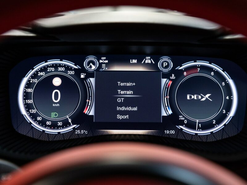 Aston Martin DBX 4.0 V8 550KM. Bezwypadkowy. Tylko 17 000 km. Lakier AML.