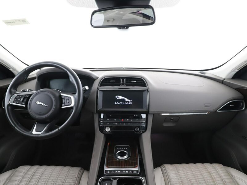 Jaguar F-PACE 25d Prestige AWD Automat Panorama Virtual ACC Navi Skóra Xenon Kamera