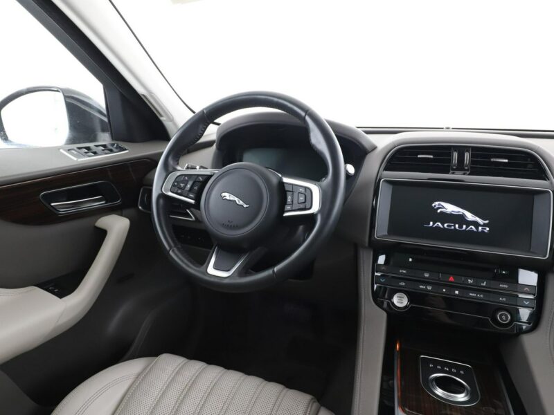 Jaguar F-PACE 25d Prestige AWD Automat Panorama Virtual ACC Navi Skóra Xenon Kamera