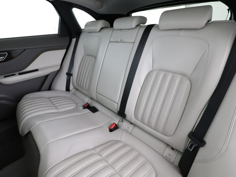 Jaguar F-PACE 25d Prestige AWD Automat Panorama Virtual ACC Navi Skóra Xenon Kamera