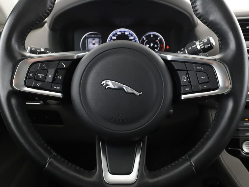 Jaguar F-PACE 25d Prestige AWD Automat Panorama Virtual ACC Navi Skóra Xenon Kamera