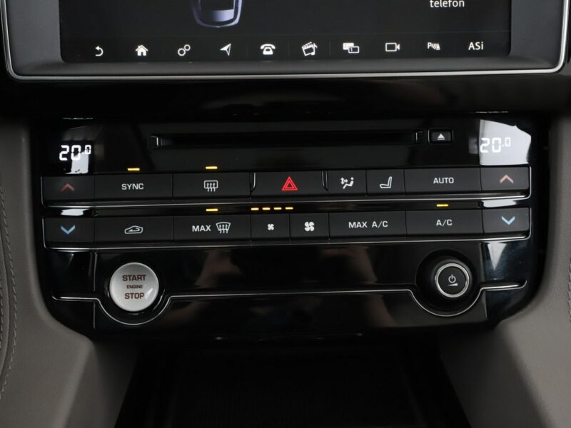 Jaguar F-PACE 25d Prestige AWD Automat Panorama Virtual ACC Navi Skóra Xenon Kamera