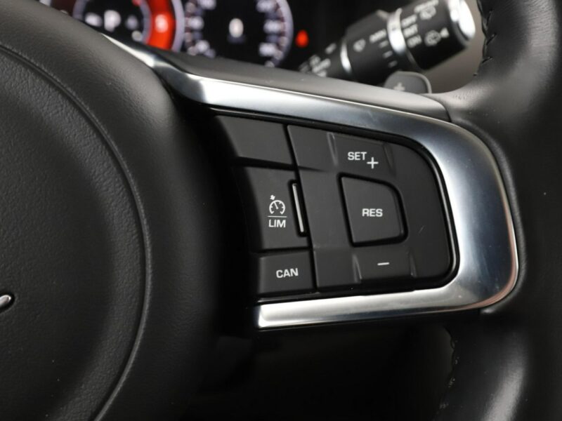 Jaguar F-PACE 25d Prestige AWD Automat Panorama Virtual ACC Navi Skóra Xenon Kamera