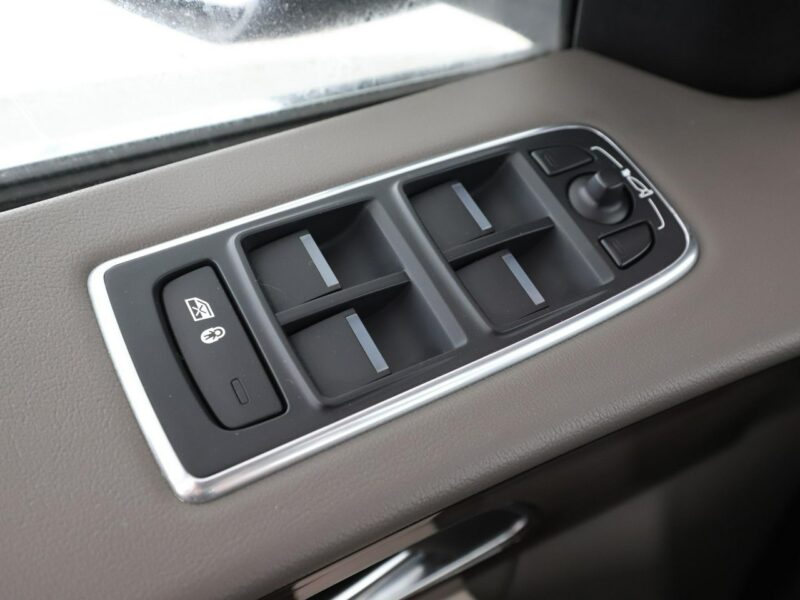 Jaguar F-PACE 25d Prestige AWD Automat Panorama Virtual ACC Navi Skóra Xenon Kamera