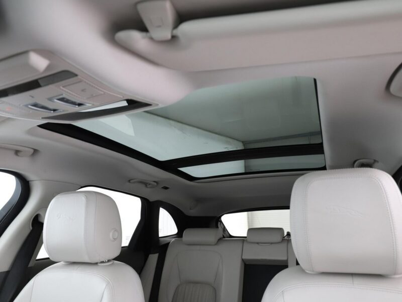 Jaguar F-PACE 25d Prestige AWD Automat Panorama Virtual ACC Navi Skóra Xenon Kamera