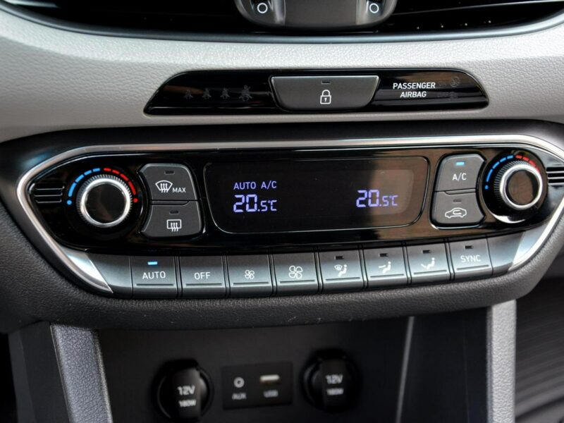 Hyundai i30 Fastback Navi Ledy Grzana Kierownica Asysten pasa 1-ręce ASO III (2017-)
