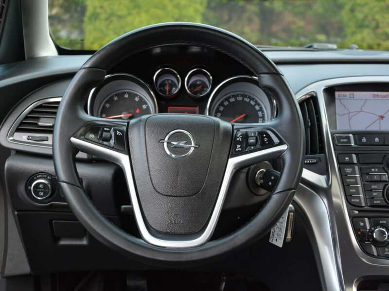 Opel Astra bi-Xenon Ledy Navi Szyber Parktronic Chrom 2xParkt J (2009-2019)