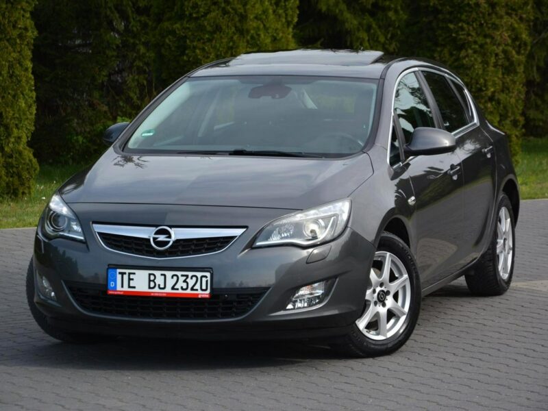 Opel Astra bi-Xenon Ledy Navi Szyber Parktronic Chrom 2xParkt J (2009-2019)
